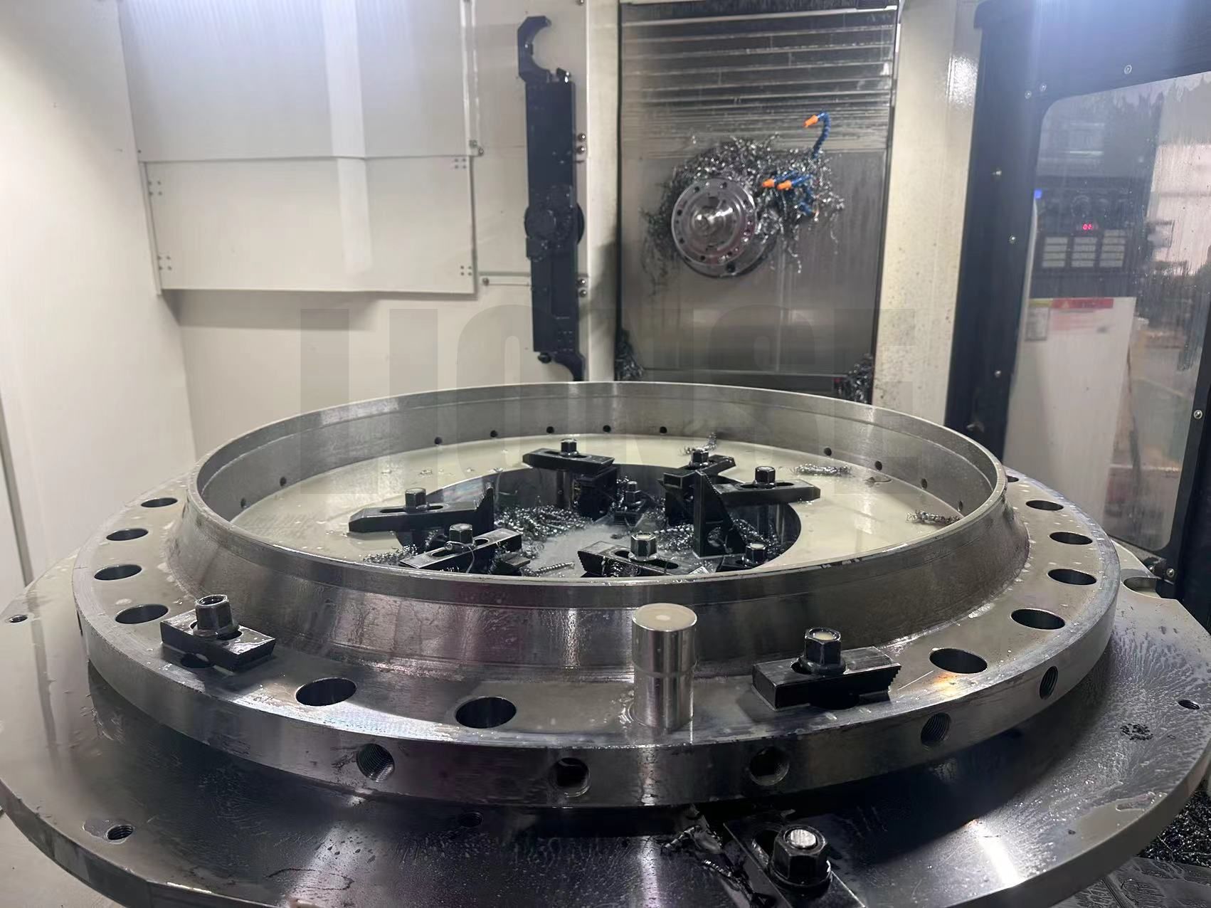 बड़े-व्यास वाले फ्लैंग्स की ड्रिलिंग करते समय छेद की ऊर्ध्वाधरता कैसे सुनिश्चित करें?