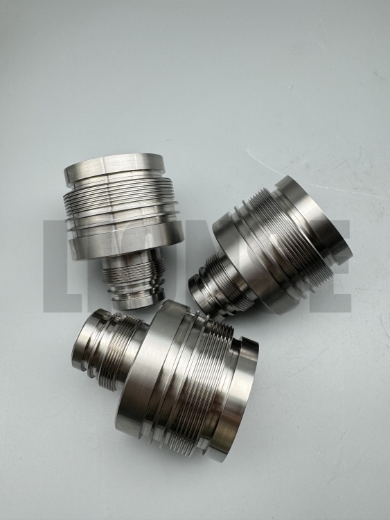 गहरे समुद्र में उपकरण के लिए ग्रेड 5 टाइटेनियम मिश्र धातु को क्यों चुना गया है?