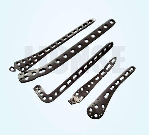 चिकित्सा प्रत्यारोपण के लिए टाइटेनियम मिश्र धातु घटकों को क्यों पसंद किया जाता है?