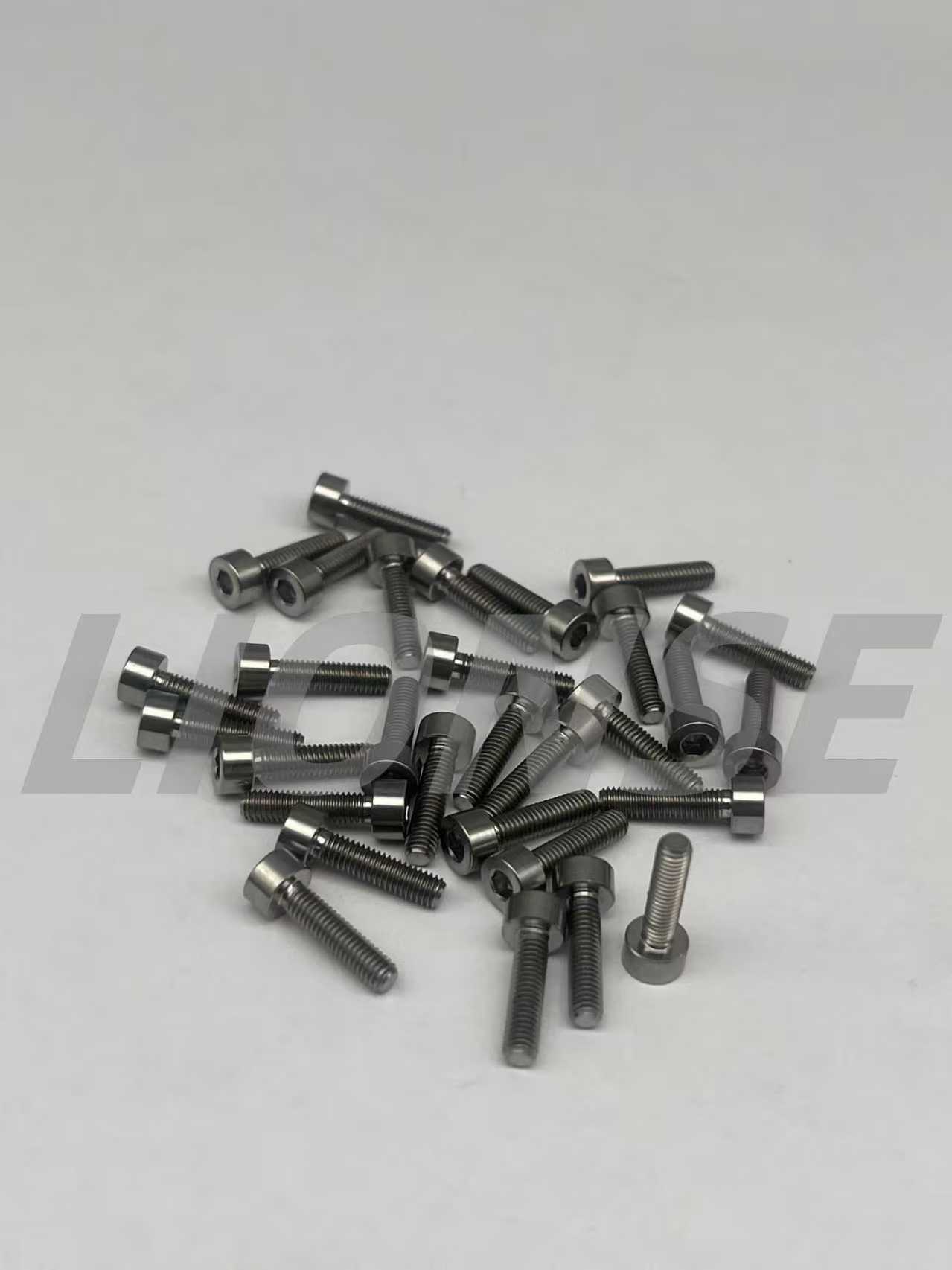 ऑटोमोटिव चेसिस और इंजन माउंट के लिए टाइटेनियम बोल्ट